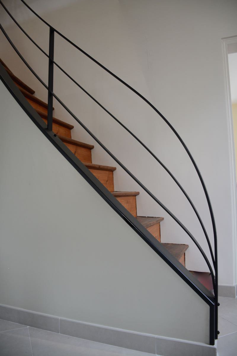Rampe d'escalier métallique contemporaine